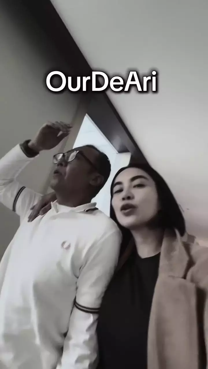 Ari Lasso dan Dearly Joshua pamer kemesraan © 2025 brilio.net Ari Lasso dan Dearly Joshua pamer kemesraan © 2025 brilio.net