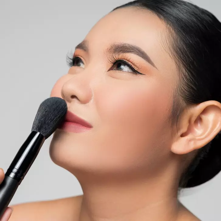 10 Makeup ini ampuh menyesuaikan warna dan tekstur kulit dalam sekejap