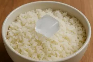 Trik mudah menghangatkan nasi kering jadi pulen kembali, rahasianya cuma sebongkah es batu