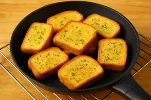 Roti tawar hampir kedaluwarsa? Sulap jadi bagelen bawang putih renyah cuma modal teflon