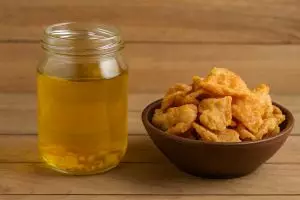 Jangan dibuang! Ini cara olah kulit ayam jadi minyak bawang gurih & keripik krispi anti melempem