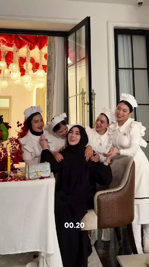 Shella Saukia pilih rayakan ultah © Instagram Shella Saukia pilih rayakan ultah © Instagram