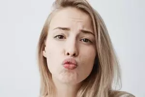 Stop pakai lip care mahal! Ini cara baru bikin bibir gelap jadi cerah alami cuma dengan 3 bahan dapur