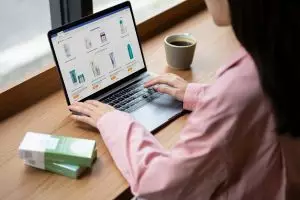 Belanja skincare di online shop? Ini 7 cara aman biar nggak ketipu produk palsu