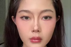 Bukan brush, beauty influencer ini coba trend baru shading hidung agar mancung pakai 1 alat makeup