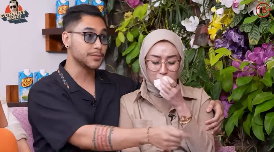 Reza Gladys tak malu ibunya sakit jiwa © berbagai sumber