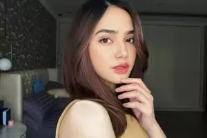 Bukan di seluruh wajah, ini cara Syifa Hadju pakai bedak tabur agar makeup lebih flawless nggak dempul