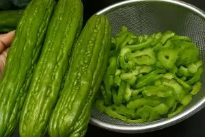 Bukan diremas garam, ini trik jitu olah pare biar nggak pahit tapi tetap hijau dan renyah