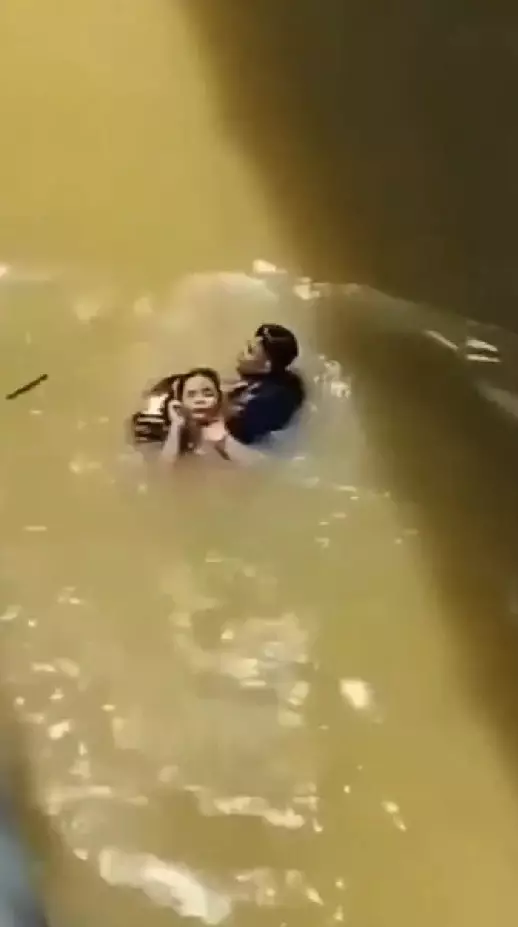 petugas damkar lompat dari jembatan © Instagram petugas damkar lompat dari jembatan © Instagram