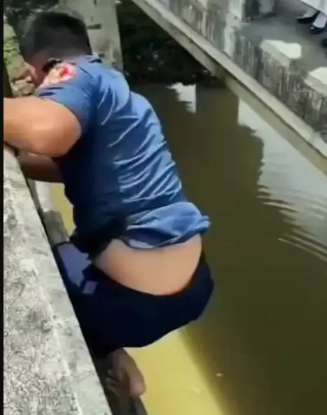 petugas damkar lompat dari jembatan © Instagram petugas damkar lompat dari jembatan © Instagram