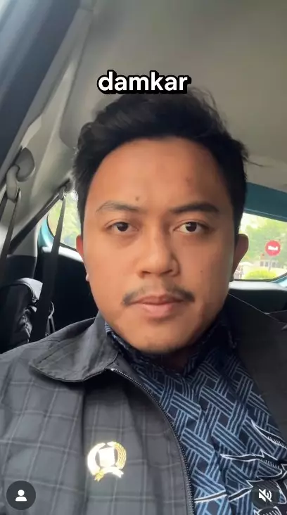 petugas damkar lompat dari jembatan © Instagram petugas damkar lompat dari jembatan © Instagram