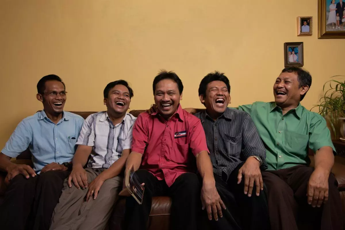 100 Tebak-tebakan romantis absurd ala bapak-bapak Facebook terbaru 2025, jawabannya tak terduga