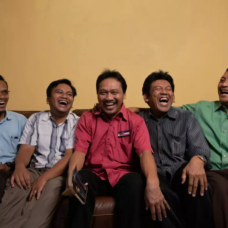 100 Tebak-tebakan romantis absurd ala bapak-bapak Facebook terbaru 2025, jawabannya tak terduga