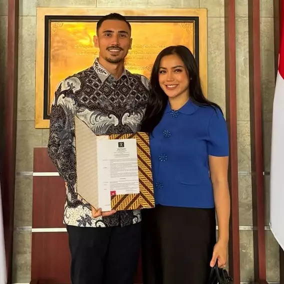 Sering dikira WNI, ternyata 6 seleb ini Warga Negara Asing, Vincent Verhaag baru resmi jadi warlok