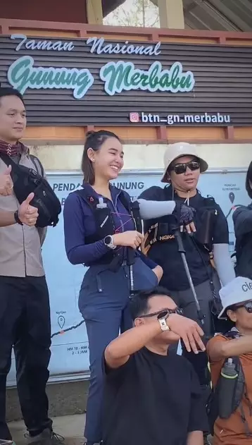 Amanda Manopo naik gunung Merbabu bareng Kenny © TikTok