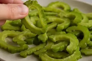 Pantas hasilnya gagal, ini 5 kesalahan umum saat masak pare yang bikin makin pahit dan lembek