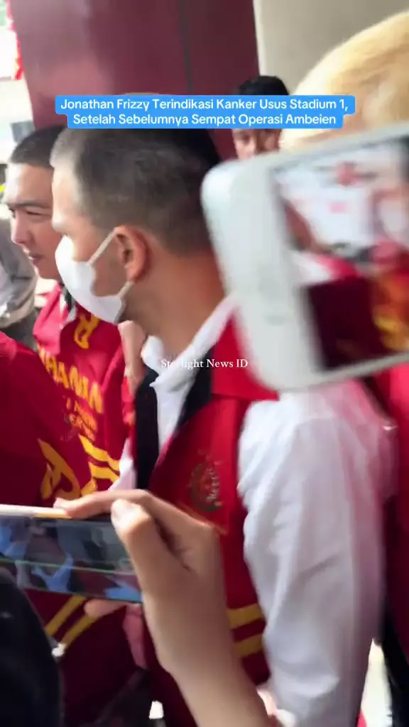 Penampilan Jonathan Frizzy cepak pakai rompi tahanan © 2025 brilio.net