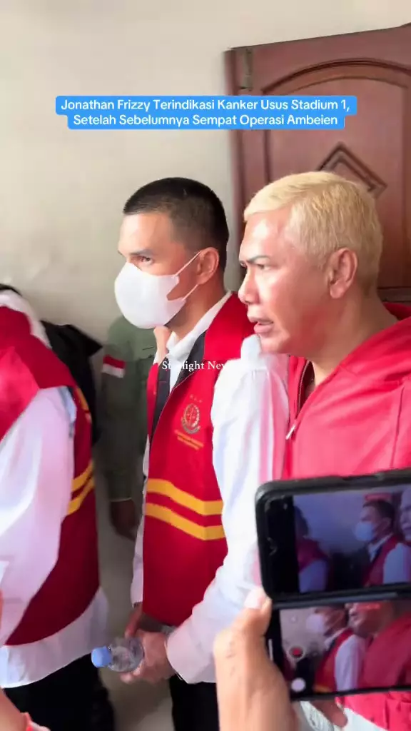 Penampilan Jonathan Frizzy cepak pakai rompi tahanan © 2025 brilio.net