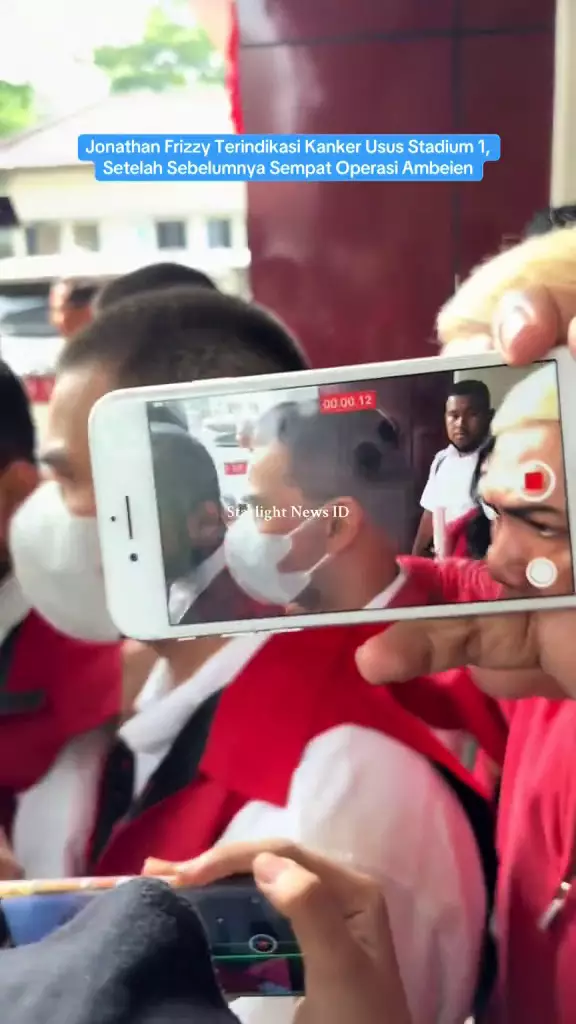 Penampilan Jonathan Frizzy cepak pakai rompi tahanan © 2025 brilio.net