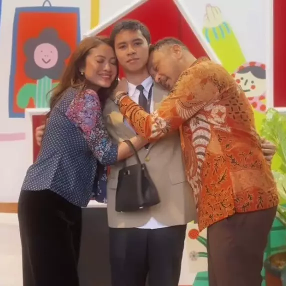 Momen bahagia Wamen Giring saat anaknya diterima Fakultas Hukum UGM, ungkap soal perjuangan anak