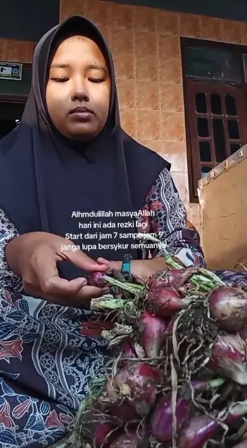gadis dapat kerjaan potong bawang merah © TikTok gadis dapat kerjaan potong bawang merah © TikTok