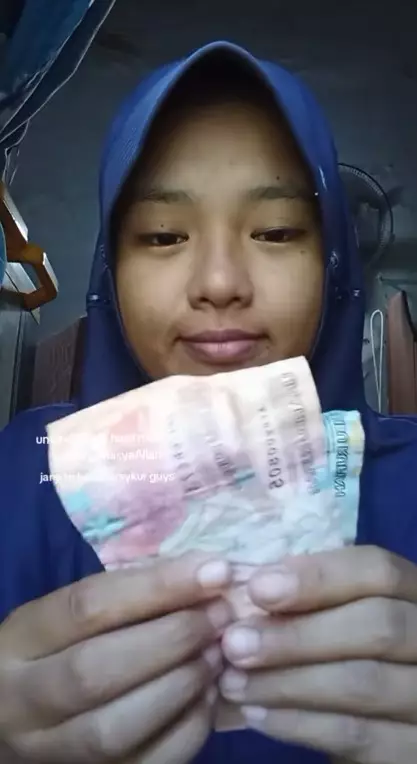 gadis dapat kerjaan potong bawang merah © TikTok gadis dapat kerjaan potong bawang merah © TikTok