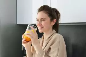 Beauty influencer ini bagikan rahasia kulit kenyal dan bebas kerutan dengan minuman kolagen homemade