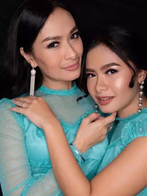 seleb cantik dan putrinya plek ketiplek © Instagram seleb cantik dan putrinya plek ketiplek © Instagram