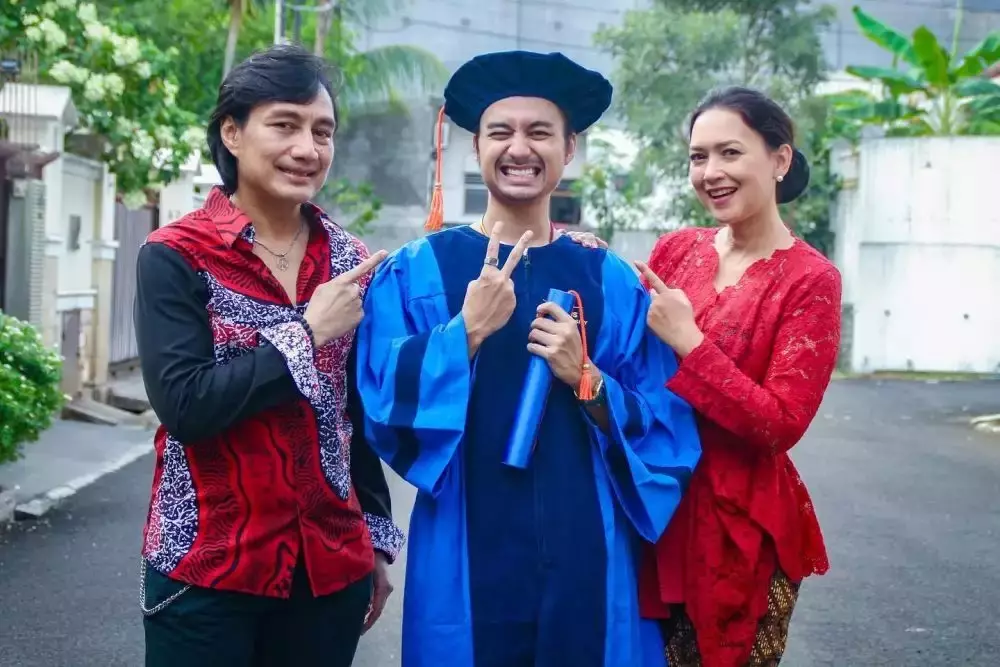 beda penampilan penyanyi dampingi anak wisuda © berbagai sumber beda penampilan penyanyi dampingi anak wisuda © berbagai sumber