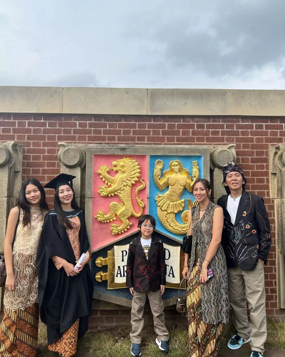 beda penampilan penyanyi dampingi anak wisuda © berbagai sumber beda penampilan penyanyi dampingi anak wisuda © berbagai sumber