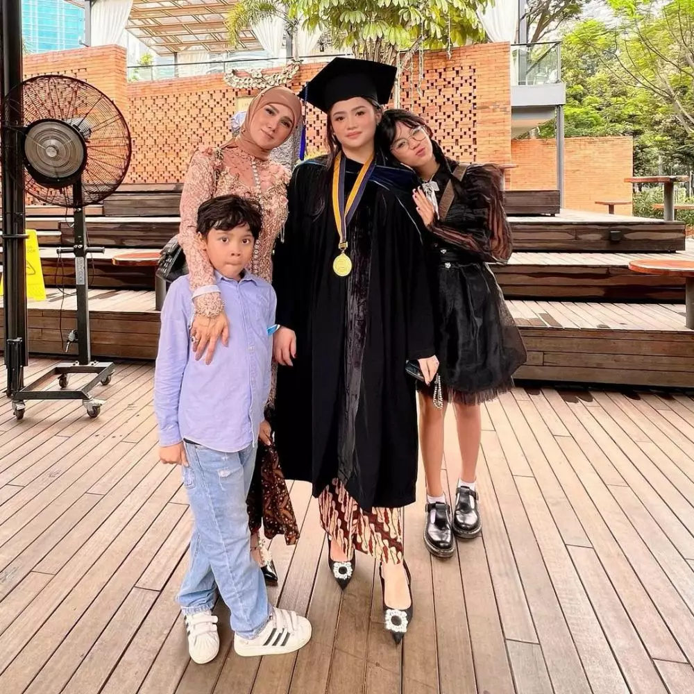 beda penampilan penyanyi dampingi anak wisuda © berbagai sumber beda penampilan penyanyi dampingi anak wisuda © berbagai sumber