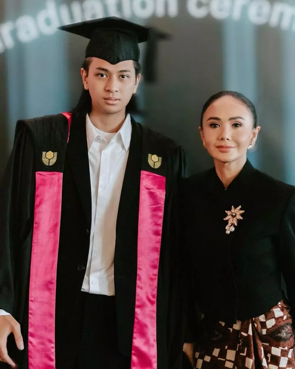 beda penampilan penyanyi dampingi anak wisuda © berbagai sumber beda penampilan penyanyi dampingi anak wisuda © berbagai sumber