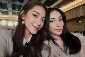 Wajahnya nyaris susah dibedakan, ini 9 adu gaya Dinda Kirana dan Nadya Shakira, hati-hati tertukar