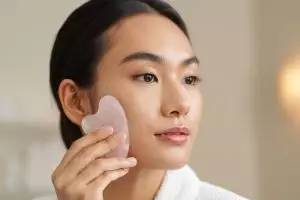 5 Teknik pijat wajah yang terbukti mengurangi kerutan secara bertahap