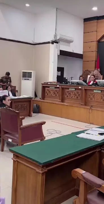potret Nikita Mirzani ambruk © berbagai sumber potret Nikita Mirzani ambruk © berbagai sumber