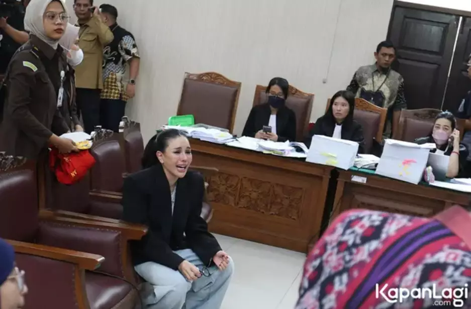 potret Nikita Mirzani ambruk © berbagai sumber potret Nikita Mirzani ambruk © berbagai sumber