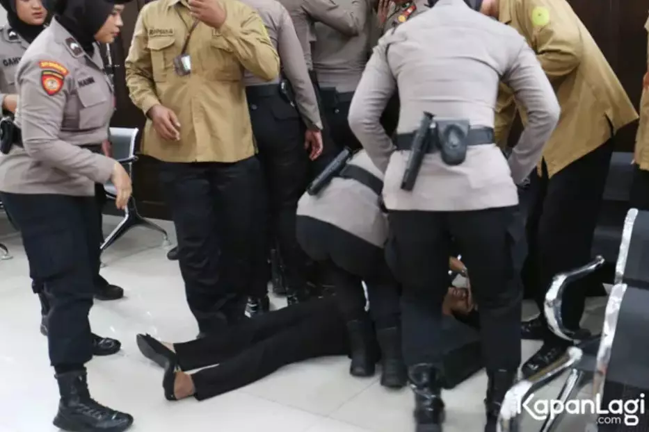 potret Nikita Mirzani ambruk © berbagai sumber potret Nikita Mirzani ambruk © berbagai sumber