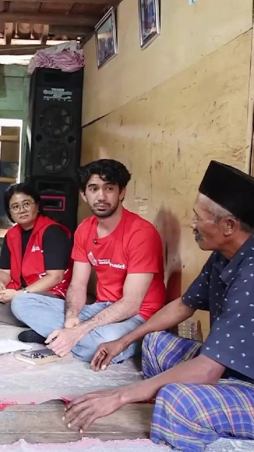 Reza Rahadian ngajar siswa di NTB © Instagram Reza Rahadian ngajar siswa di NTB © Instagram