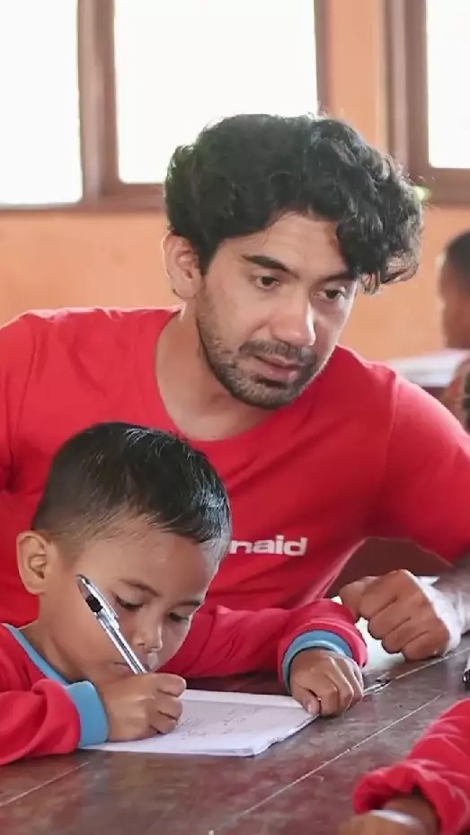 Reza Rahadian ngajar siswa di NTB © Instagram Reza Rahadian ngajar siswa di NTB © Instagram