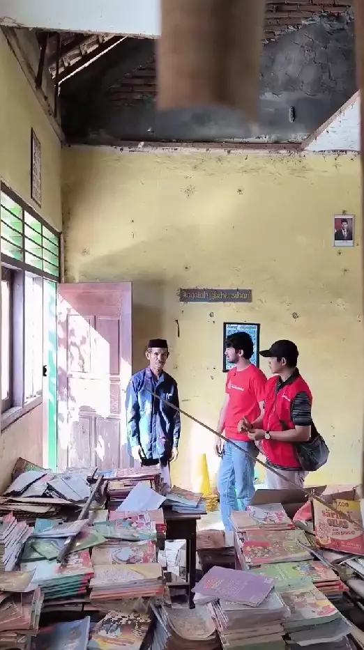 Reza Rahadian ngajar siswa di NTB © Instagram Reza Rahadian ngajar siswa di NTB © Instagram
