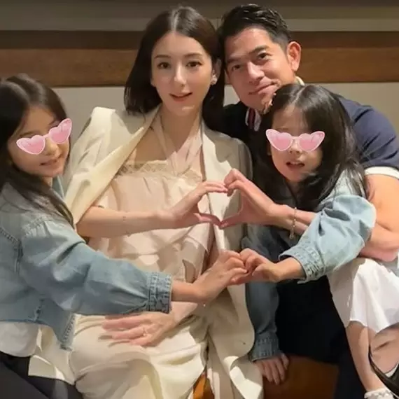 Aaron Kwok bakal punya anak di usia 59 tahun, ini 7 potret istrinya yang pamer baby bump