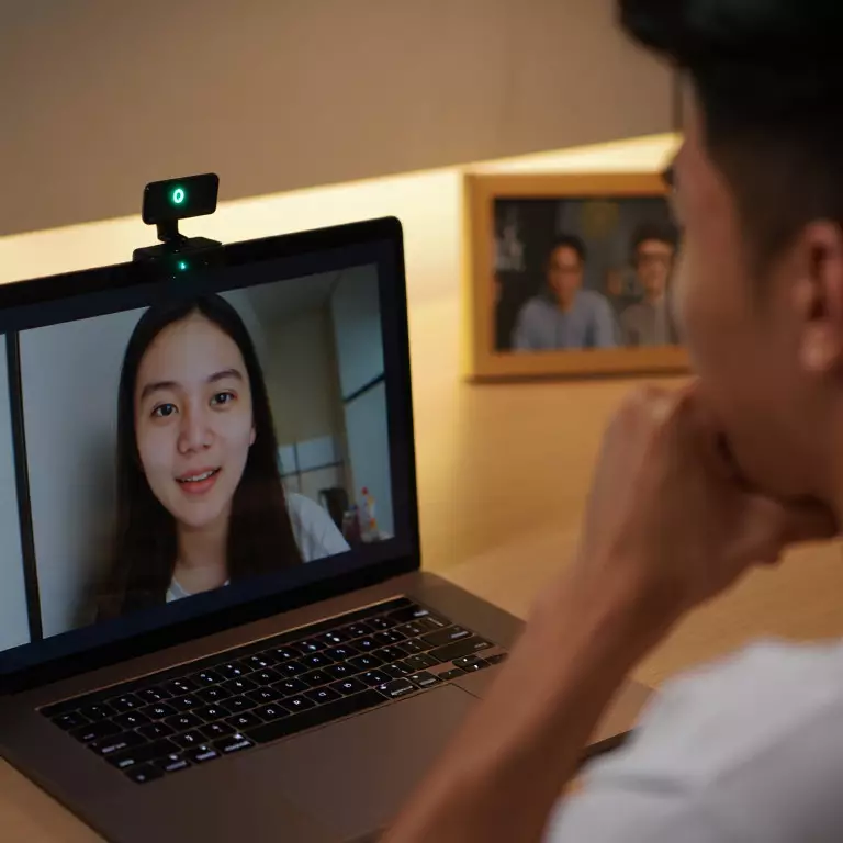 100 Kata-kata semangat kerja buat pacar LDR, jarak boleh jauh tapi dukungan tetap dekat