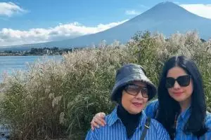 Jarang tersorot, ini 5 potret Yanni Mulyaningsih ibu Annisa Pohan awet muda di usia 71 tahun