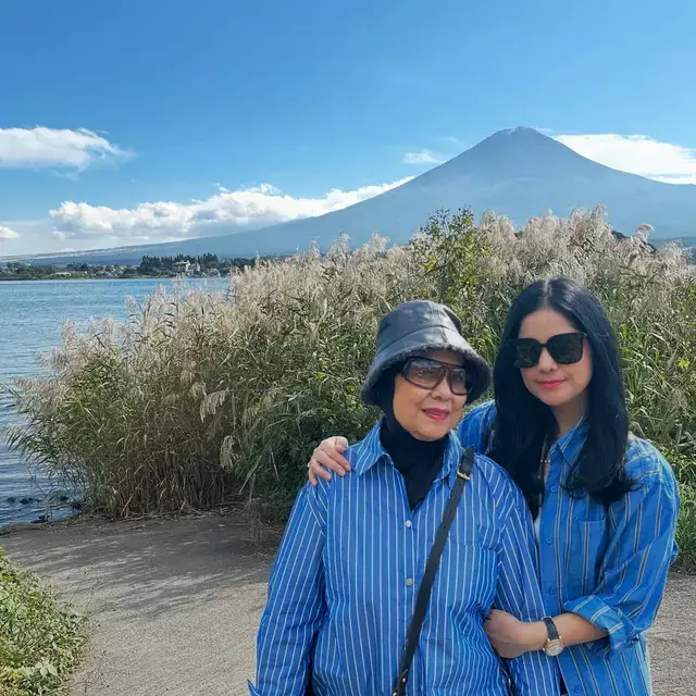 Jarang tersorot, ini 5 potret Yanni Mulyaningsih ibu Annisa Pohan awet muda di usia 71 tahun