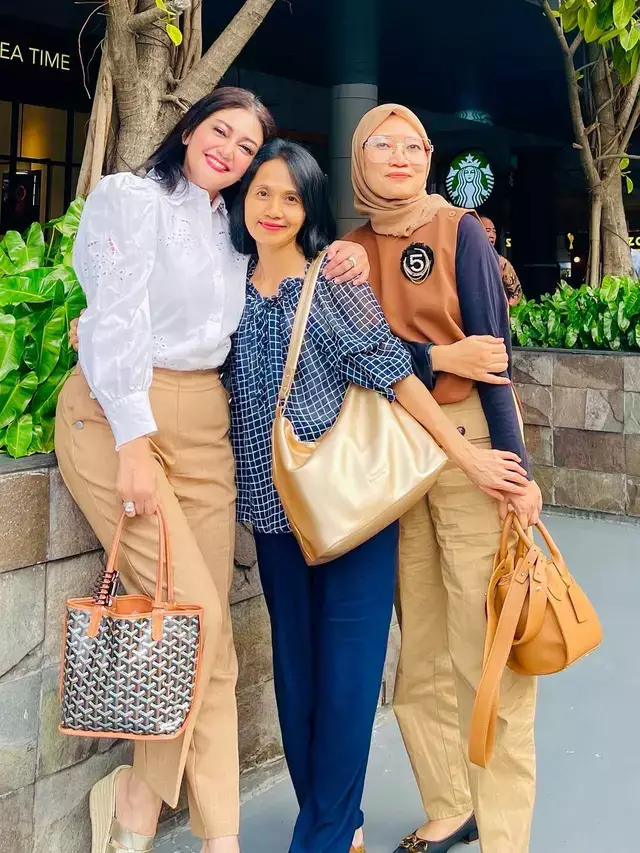Sederet foto kenangan Santi Sardi bareng rekan artis, Bella Saphira bagikan momen saat kumpul bareng © 2025 brilio.net Sederet foto kenangan Santi Sardi bareng rekan artis, Bella Saphira bagikan momen saat kumpul bareng © 2025 brilio.net