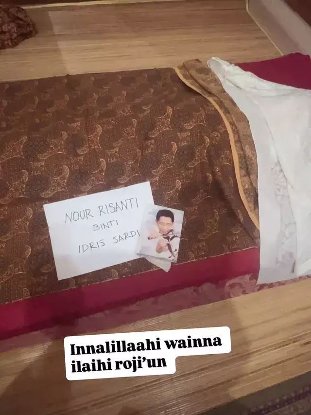 Sederet foto kenangan Santi Sardi bareng rekan artis, Bella Saphira bagikan momen saat kumpul bareng © 2025 brilio.net Sederet foto kenangan Santi Sardi bareng rekan artis, Bella Saphira bagikan momen saat kumpul bareng © 2025 brilio.net