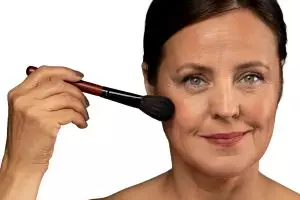 7 Makeup untuk menutupi kerutan ramah di kantong, harga di bawah Rp 200 ribu