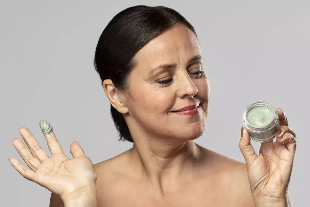 10 Moisturizer untuk mengencangkan wajah di usia 40 tahun, harga di bawah Rp 100 ribu
