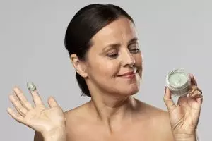 10 Moisturizer untuk mengencangkan wajah di usia 40 tahun, harga di bawah Rp 100 ribu
