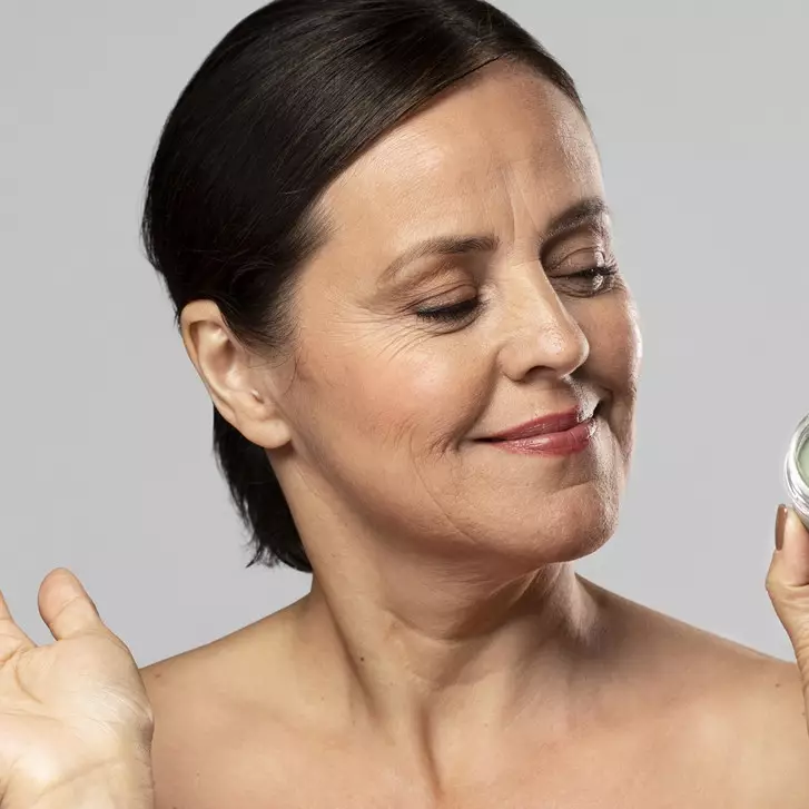 10 Moisturizer untuk mengencangkan wajah di usia 40 tahun, harga di bawah Rp 100 ribu
